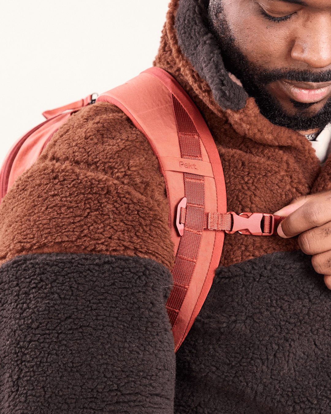 Man fastening sternum strap of sumac MODE Backpack 22L on his shoulder