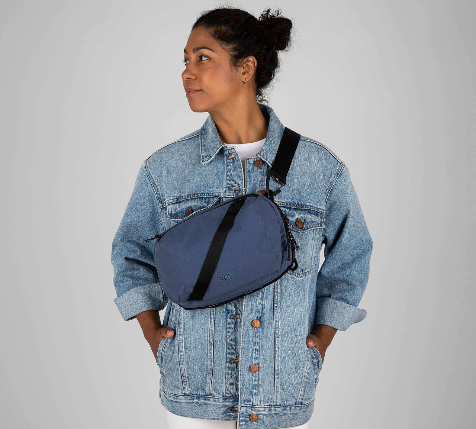 Female model with 5L Sling in Navy